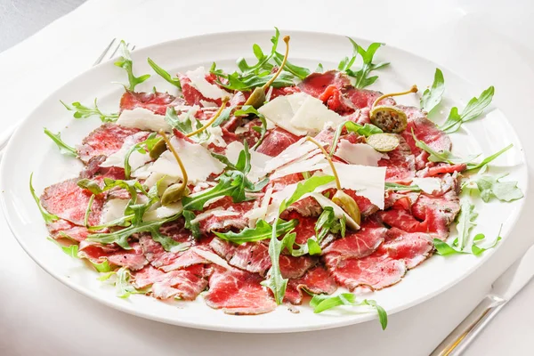 Rundercarpaccio op plaat — Stockfoto