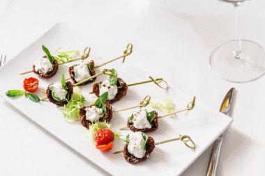 Kurutulmuş domates ve krem peynir kanepeler