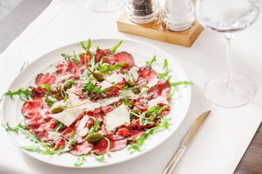 Parmesanlı biftek carpaccio.