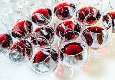 bardak kırmızı şarap ile