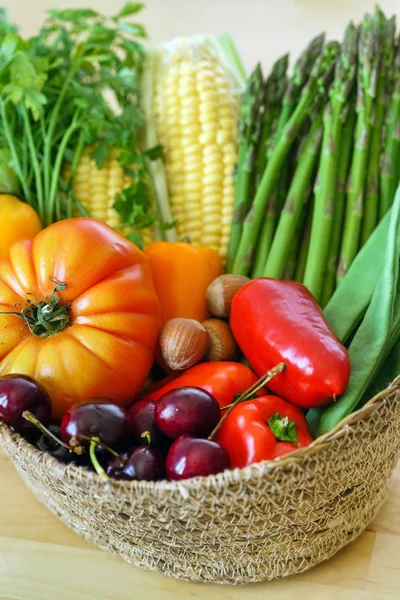 Légumes frais dans le panier — Photo