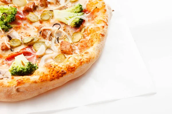 Pizza mit Brokkoli und Essiggurken — Stockfoto