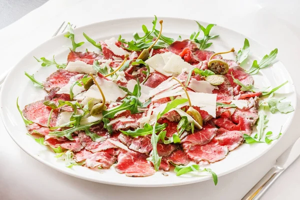 Parmesanlı biftek carpaccio.