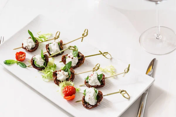 Kurutulmuş domates ve krem peynir kanepeler