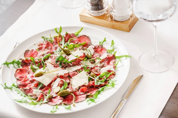 Rundercarpaccio met Parmezaanse kaas — Stockfoto