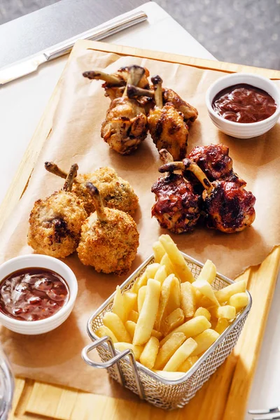 Kızarmış tavukla patates kızartması.