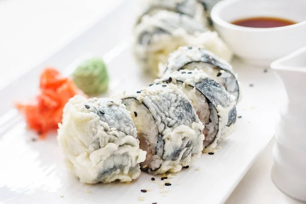 Sushi-Portion auf Teller — Stockfoto