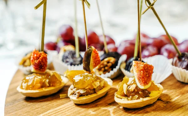 Ahşap üzerine incir ile atıştırmalıklar