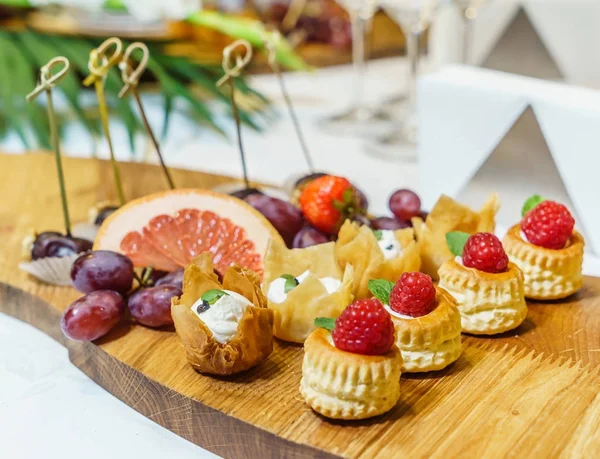 Zarif aperatifler ve meyve