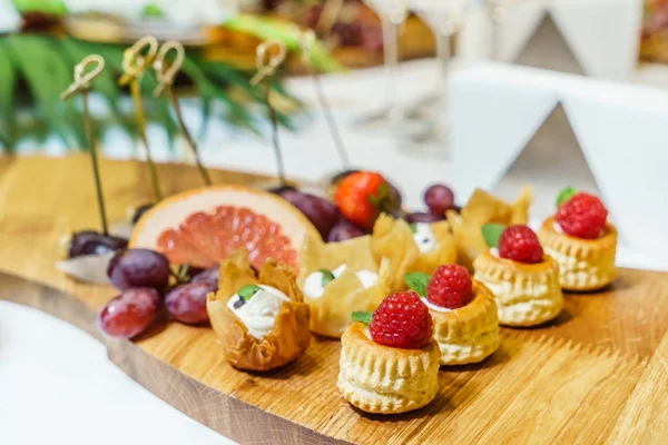 Catering table with appetizers — Stock Photo, Image