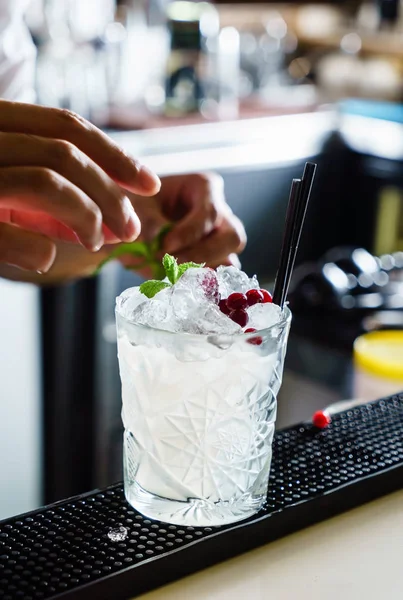 Verse cocktail in de bar — Stockfoto