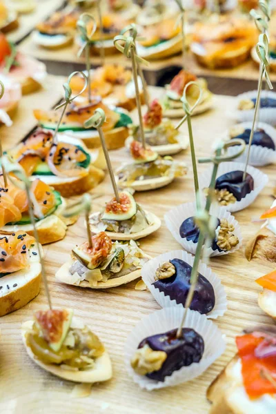 Mesa de catering com aperitivos — Fotografia de Stock