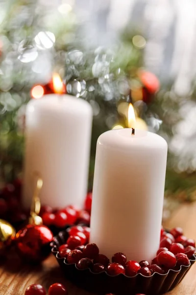 Decoraciones navideñas con velas —  Fotos de Stock