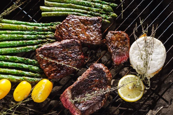 Grilled steak with asparagus — Stock Photo, Image