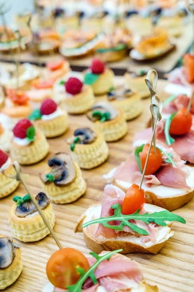 Catering bord med aptitretare — Stockfoto