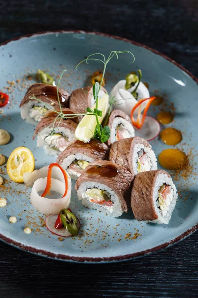 Chutné sushi na desce — Stock fotografie