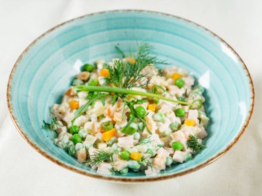 plaka üzerinde Rus salatası