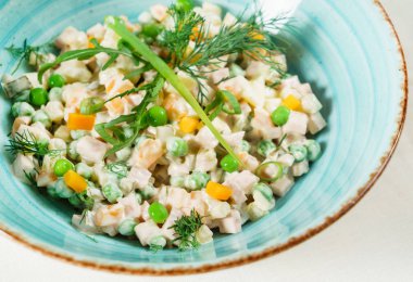 plaka üzerinde Rus salatası