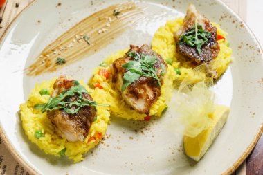 kızarmış balıkla pirinç