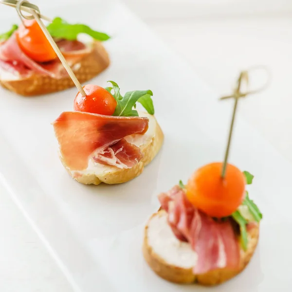 Mesa de catering con aperitivos —  Fotos de Stock