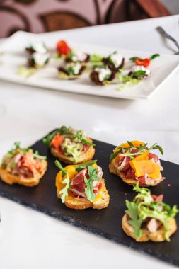 kanepe üzerinde Noel masa