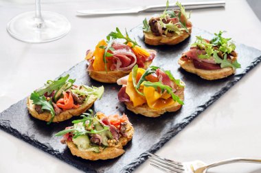 kanepe üzerinde Noel masa