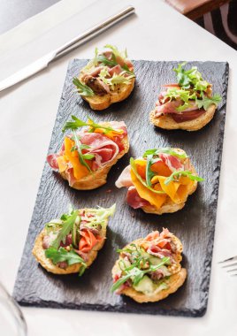 kanepe üzerinde Noel masa