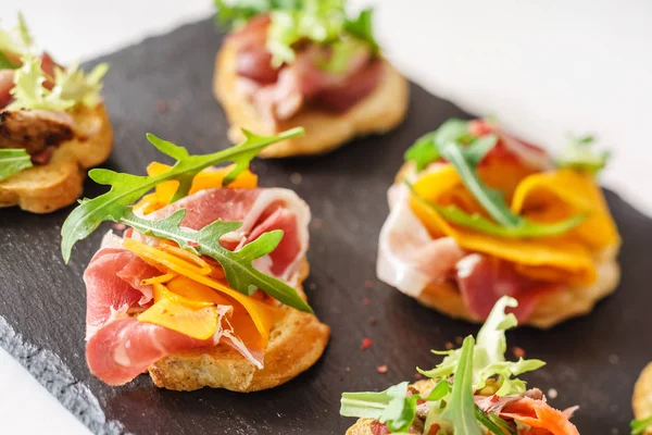 Canapé op de kerst-tafel — Stockfoto