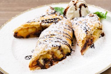 Elmalı turta ve dondurma.