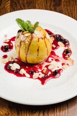 plaka üzerinde kavrulmuş elma 