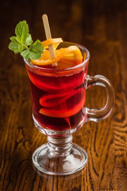 Bardakta sıcak şarap.