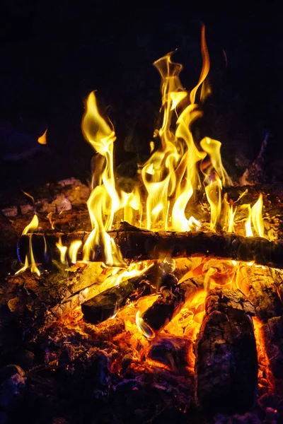 Helles Feuer in der Nacht — Stockfoto