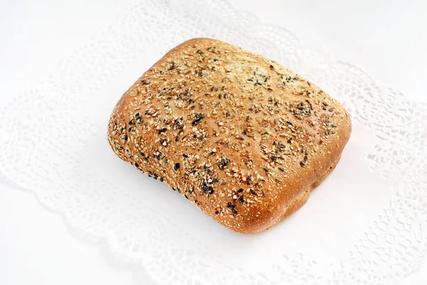 Frisches Brot mit Samen — Stockfoto