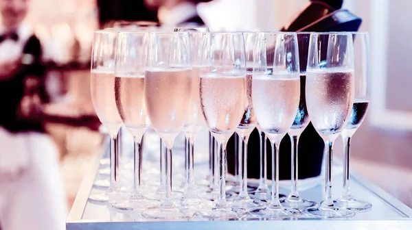 Champagneglas på bordet — Stockfoto