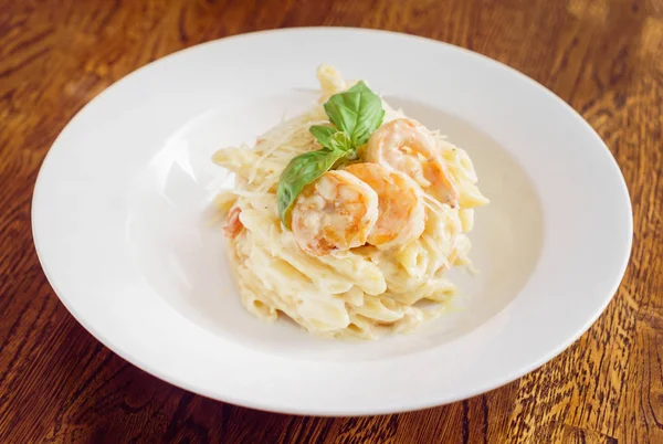 Fresh pasta with shrimps — Stock Photo, Image