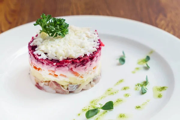 Ensalada en capas con arenque, remolacha, zanahorias —  Fotos de Stock