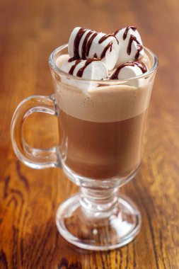 Marşmelovlu sıcak çikolata