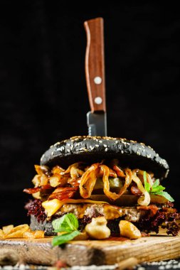 siyah burger sığır eti ve domuz pastırması