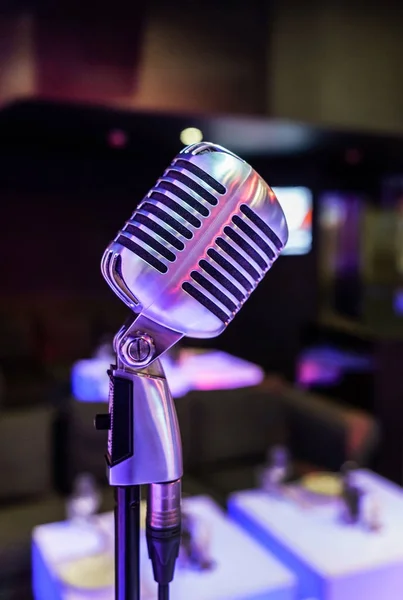 Mikrofon na jevišti. Restaurace — Stock fotografie