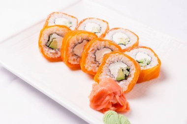 Plaka üzerinde taze Sushi