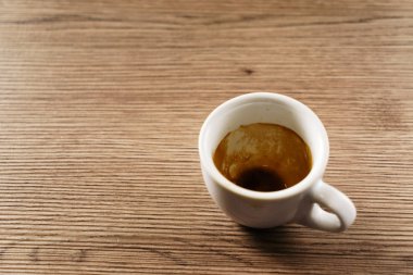 Kafede bir fincan kahve. 