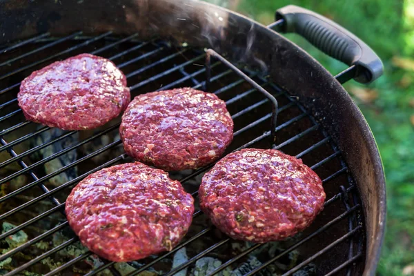 Grillowany kotlet na hamburgery — Zdjęcie stockowe