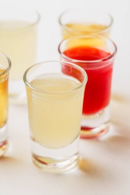 alkollü içki ile gözlük 