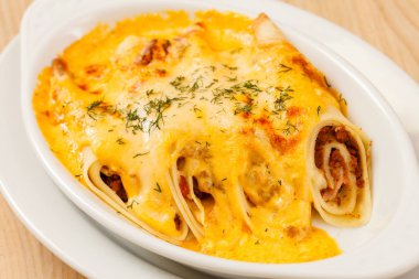 Plaka üzerinde kavrulmuş krep 