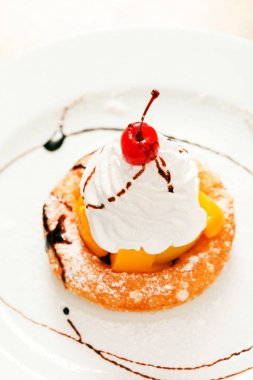 Halka meyve ve krema ile