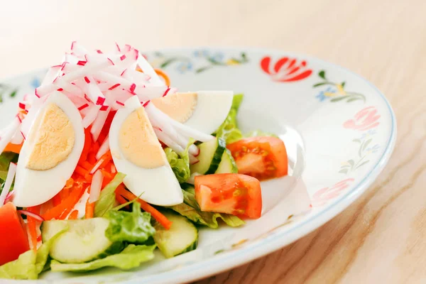 Frischer Salat mit Gemüse — Stockfoto