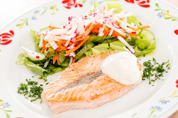 Salmon steak with vegetables — Stock Photo, Image