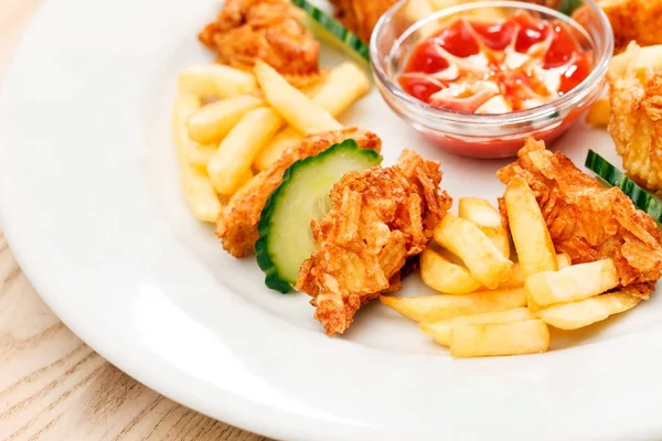 Gebratenes Huhn mit Pommes frites — Stockfoto