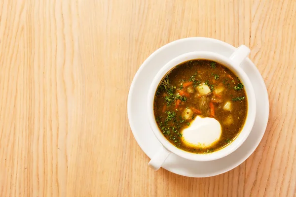 Frische Suppe in der Schüssel — Stockfoto