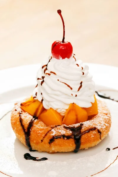 Doughnut with fruit and cream — Stock Photo, Image